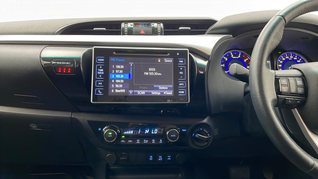 2016 Toyota Hilux Sr5 (4x4), Automatic, 100383 km, Center Console