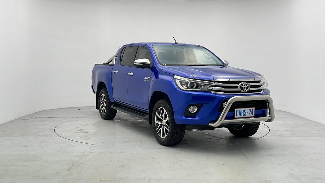 2016 Toyota Hilux Sr5 (4x4), Automatic, 100383 km, Right Front Diagonal (45- Degree) View