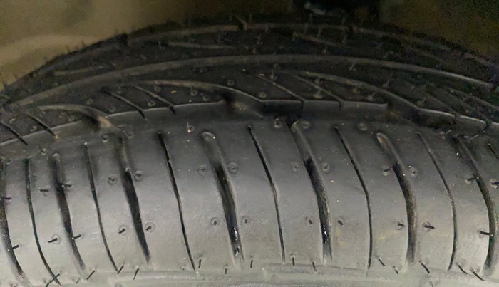 2015 Maruti Alto 800 LXI, Petrol, Manual, 53,965 km, Left Front Tyre Tread