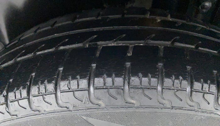 2015 Maruti Swift VXI D, Petrol, Manual, 58,489 km, Left Rear Tyre Tread