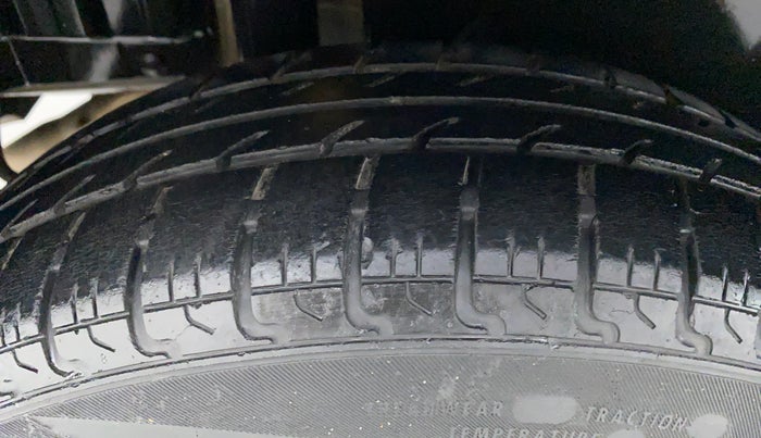 2015 Maruti Swift VXI D, Petrol, Manual, 58,489 km, Right Rear Tyre Tread