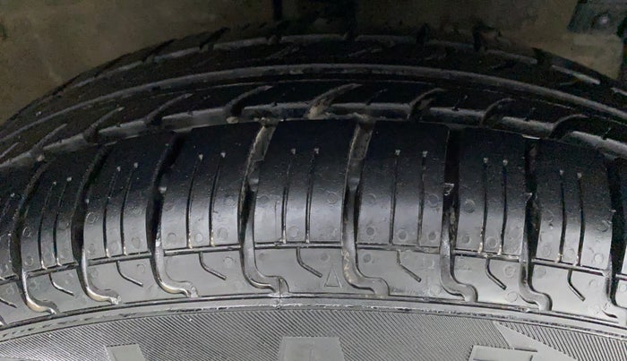 2015 Maruti Swift VXI D, Petrol, Manual, 58,489 km, Right Front Tyre Tread