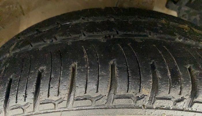 2018 Mahindra KUV 100 NXT K4+ P 6 STR, Petrol, Manual, 55,590 km, Right Front Tyre Tread