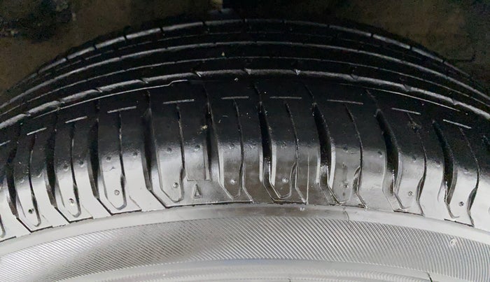 2019 Maruti XL6 ALPHA SHVS  MT, Petrol, Manual, 13,971 km, Right Front Tyre Tread