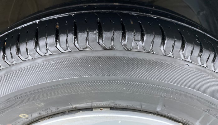 2018 Maruti Swift VXI D, Petrol, Manual, 49,894 km, Right Front Tyre Tread