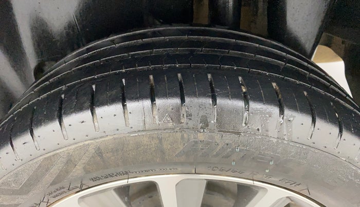 2019 Maruti Ciaz ALPHA 1.5 MT VTVT SHVS, Petrol, Manual, 28,790 km, Left Rear Tyre Tread