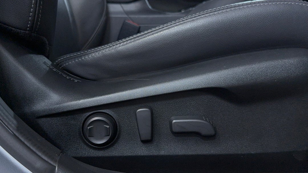 2021 Subaru Outback AWD Touring, Automatic, 91597 km, Drivers Side Adjustment Panel