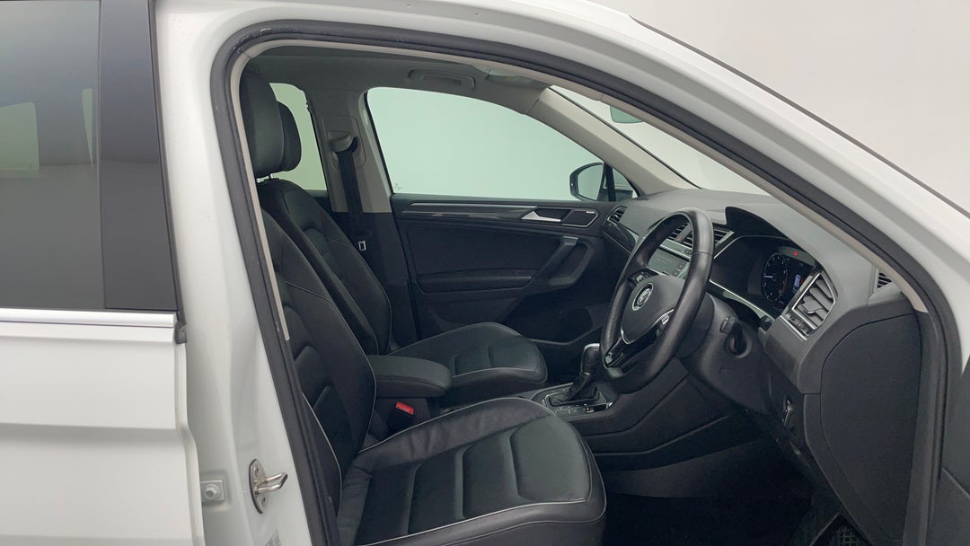 2018 Volkswagen Tiguan 132 Tsi Comfortline, Automatic, 118238 km, Right Side Front Door Cabin View