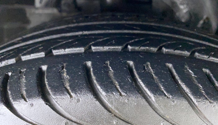 2018 Ford Figo Aspire 1.2 TITANIUM PETROL, Petrol, Manual, 33,815 km, Right Front Tyre Tread