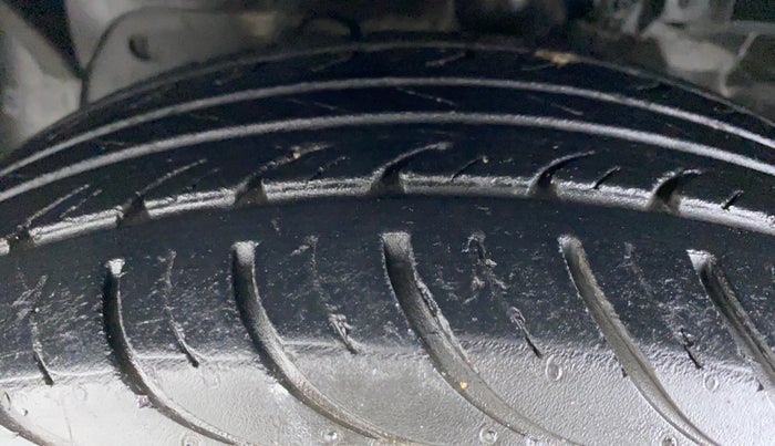 2018 Ford Figo Aspire 1.2 TITANIUM PETROL, Petrol, Manual, 33,815 km, Left Front Tyre Tread