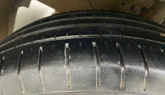 2018 Maruti Swift ZXI, Petrol, Manual, 29,725 km, Left Front Tyre Tread