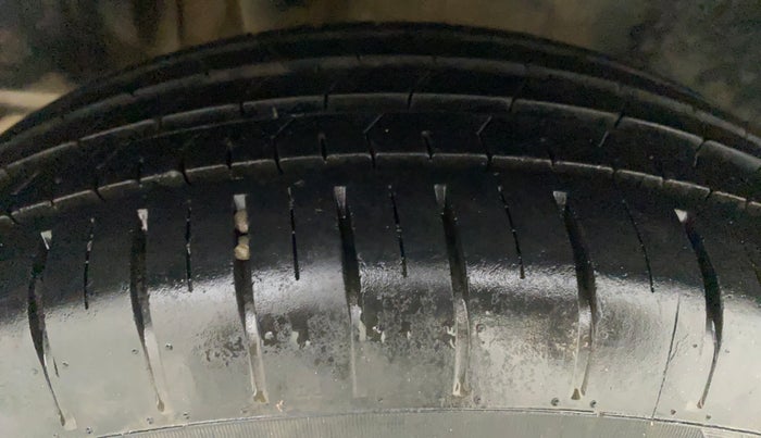 2018 Maruti Swift ZXI, Petrol, Manual, 29,725 km, Right Rear Tyre Tread