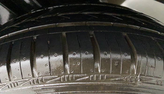 2015 Maruti Ciaz ZXI, Petrol, Manual, 57,489 km, Left Rear Tyre Tread