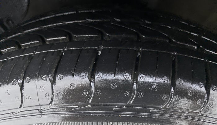 2017 Hyundai Xcent E PLUS, Petrol, Manual, 25,559 km, Left Front Tyre Tread