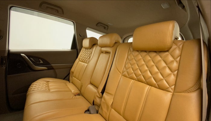 2015 Mahindra XUV500 W6, Diesel, Manual, 56,328 km, Right Side Rear Door Cabin