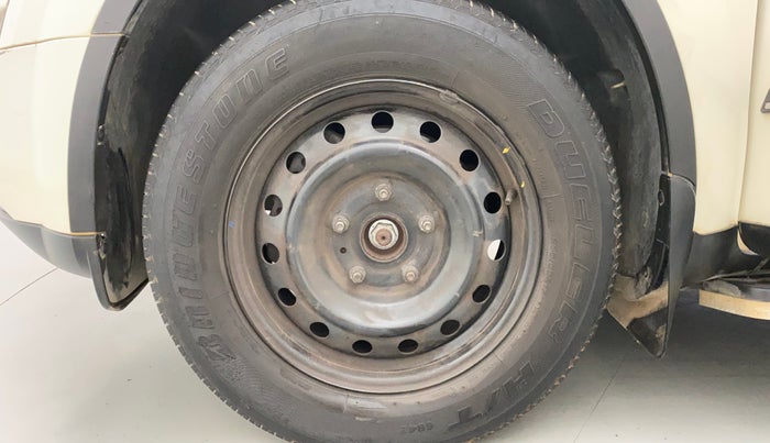 2015 Mahindra XUV500 W6, Diesel, Manual, 56,328 km, Left front tyre - Minor crack