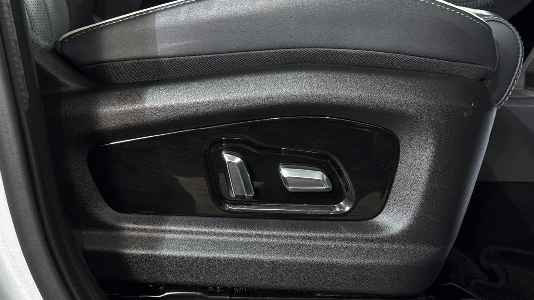 2025 Chery Tiggo 4 Pro Ultimate, Automatic, 4937 km, Drivers Side Adjustment Panel