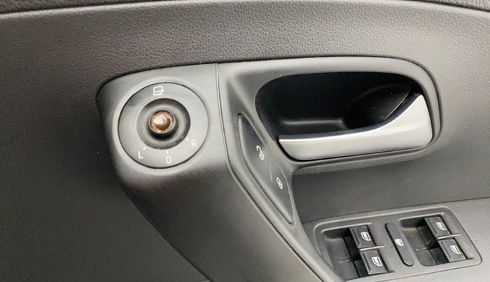 2019 Volkswagen Polo HIGHLINE PLUS 1.0, Petrol, Manual, 33,721 km, Left rear-view mirror - ORVM switch has minor damage
