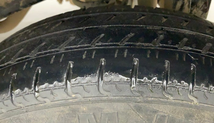 2019 Maruti Eeco 7 STR, CNG, Manual, 70,405 km, Left Rear Tyre Tread