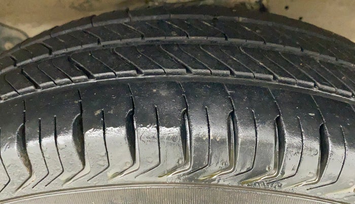 2019 Maruti Eeco 7 STR, CNG, Manual, 70,405 km, Right Front Tyre Tread