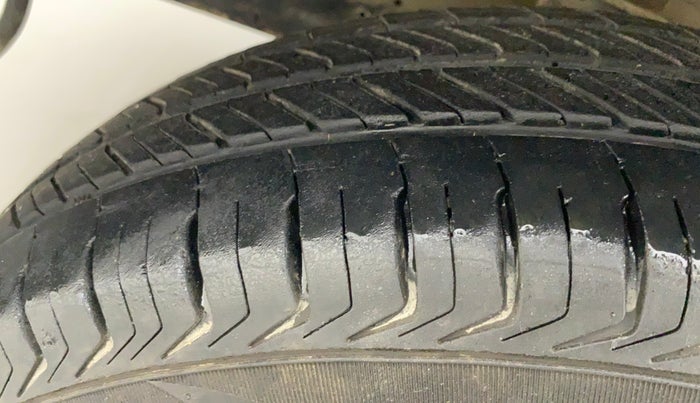 2019 Maruti Eeco 7 STR, CNG, Manual, 70,405 km, Left Front Tyre Tread