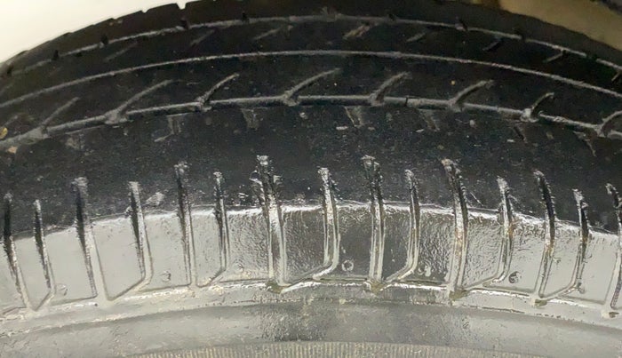 2019 Maruti Eeco 7 STR, CNG, Manual, 70,405 km, Right Rear Tyre Tread