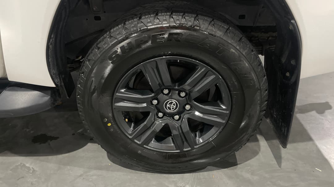 2022 Toyota Hilux Sr (4x4), Automatic, 99537 km, Left Rear Wheel