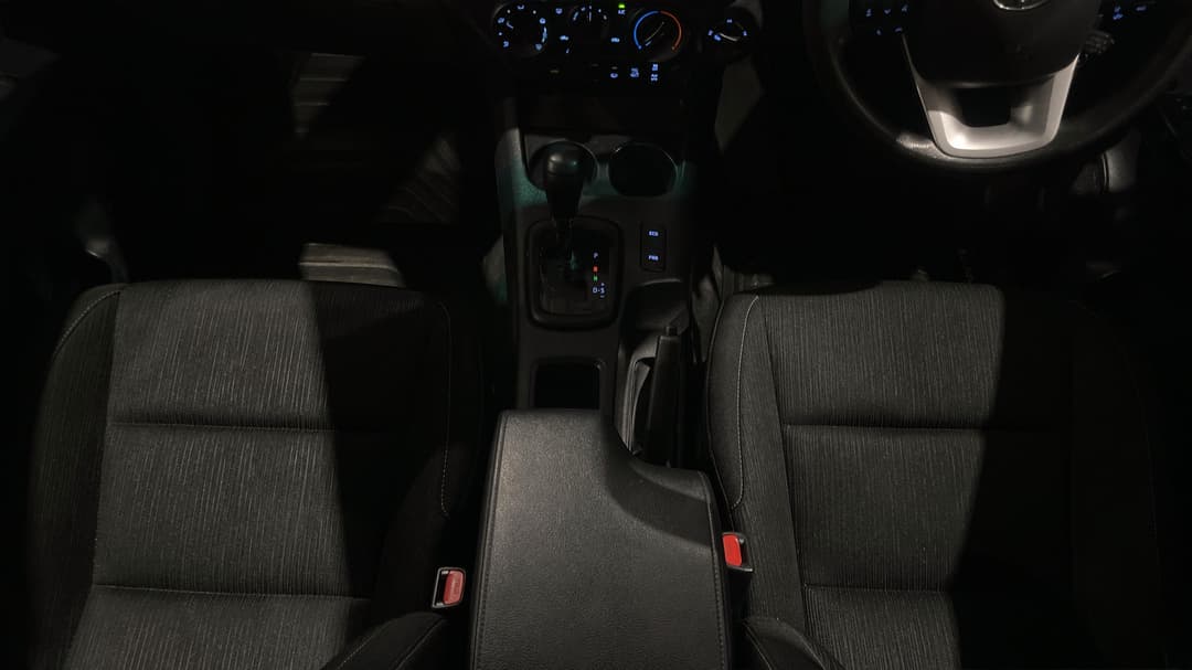 2022 Toyota Hilux Sr (4x4), Automatic, 99537 km, Center Console