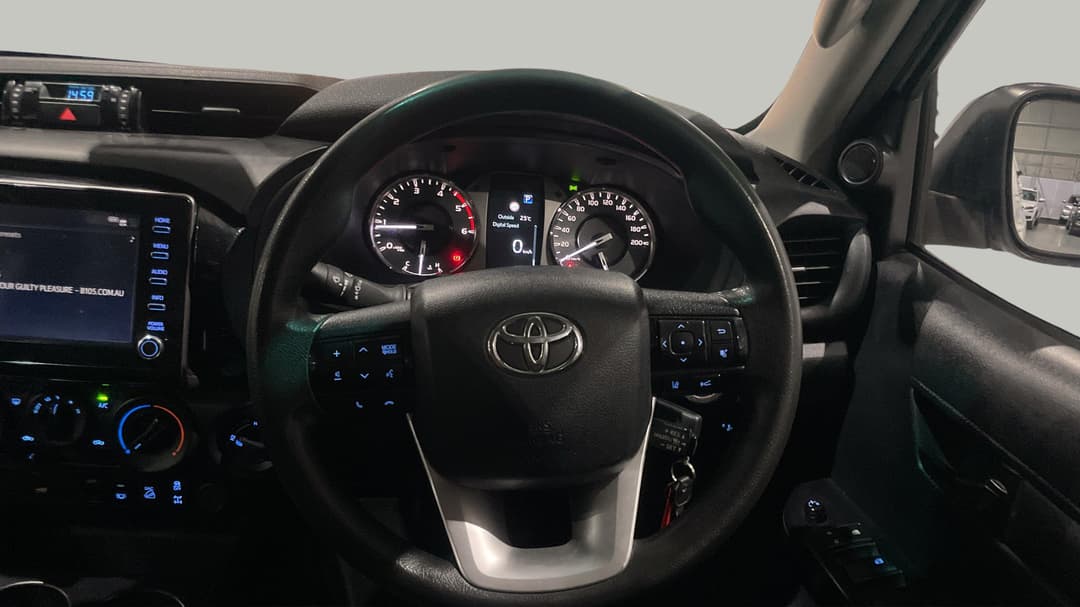 2022 Toyota Hilux Sr (4x4), Automatic, 99537 km, Steering Wheel Close-up