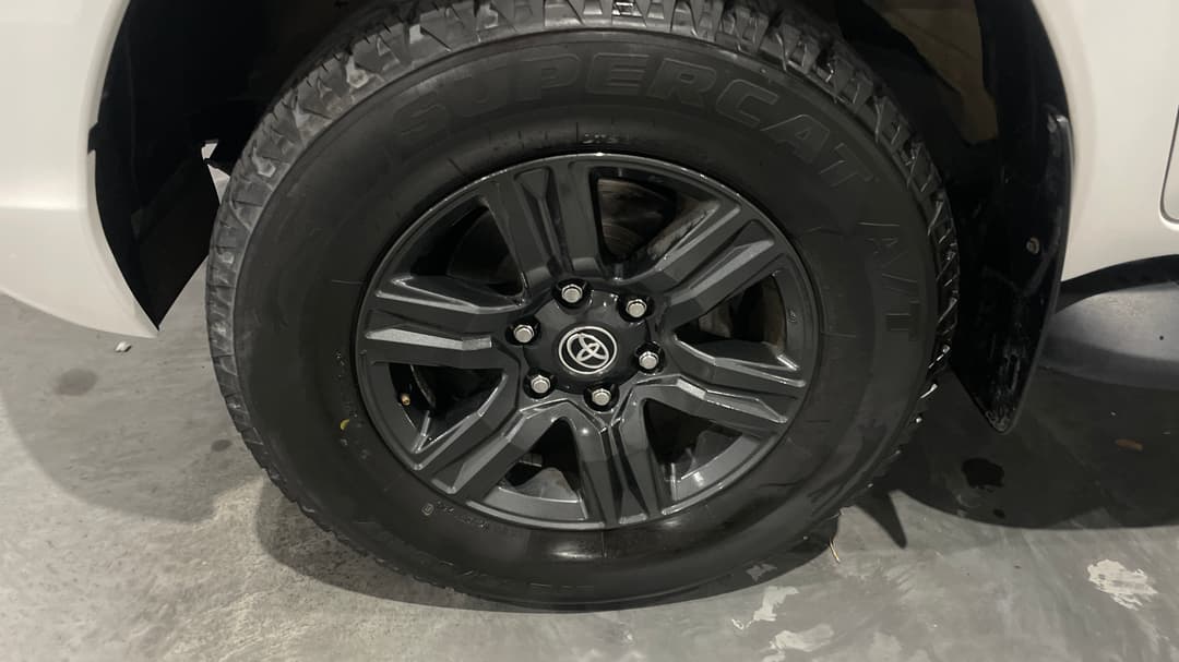 2022 Toyota Hilux Sr (4x4), Automatic, 99537 km, Left Front Wheel