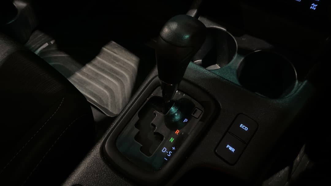 2022 Toyota Hilux Sr (4x4), Automatic, 99537 km, Gear Lever 