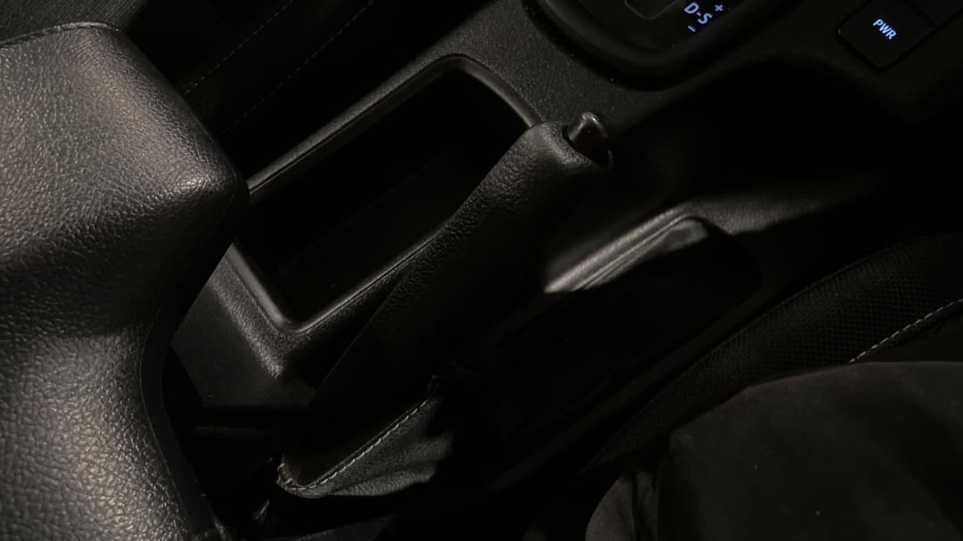 2022 Toyota Hilux Sr (4x4), Automatic, 99537 km, Handbrake