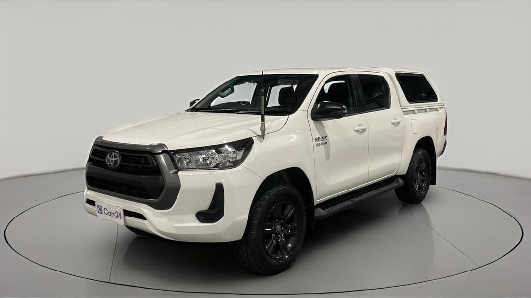 2022 Toyota Hilux Sr (4x4), Automatic, 99537 km, Left Front Diagonal (45- Degree) View