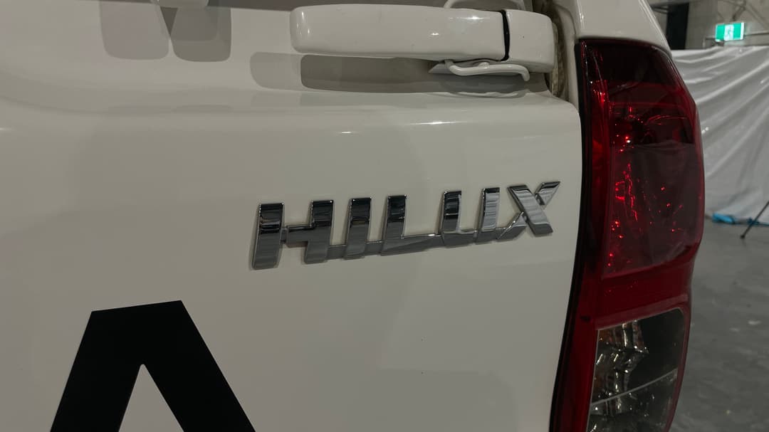 2022 Toyota Hilux Sr (4x4), Automatic, 99537 km, Badge (Boot Right Side)
