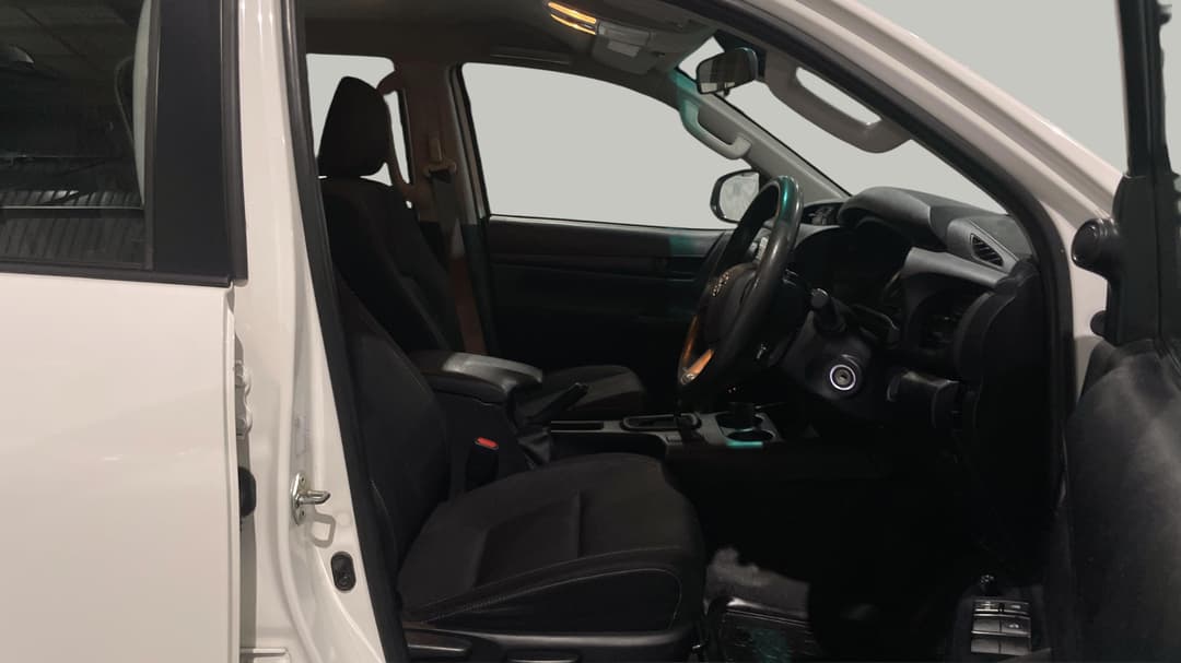 2022 Toyota Hilux Sr (4x4), Automatic, 99537 km, Right Side Front Door Cabin View