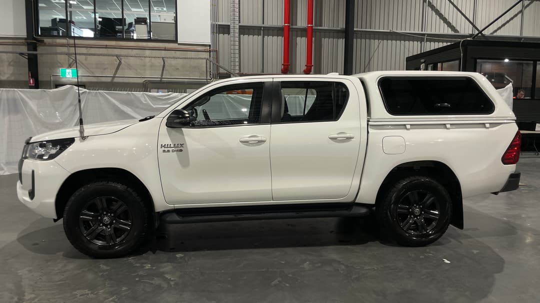 2022 Toyota Hilux Sr (4x4), Automatic, 99537 km, Left Side View