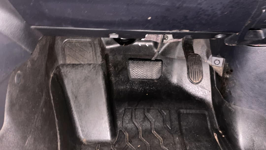 2022 Toyota Hilux Sr (4x4), Automatic, 99537 km, Pedals and Footmat