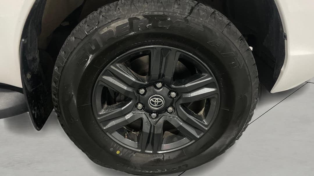 2022 Toyota Hilux Sr (4x4), Automatic, 99537 km, Right Front Wheel