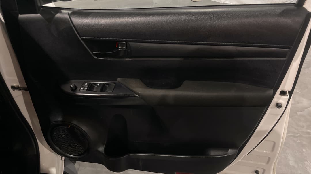 2022 Toyota Hilux Sr (4x4), Automatic, 99537 km, Speaker View
