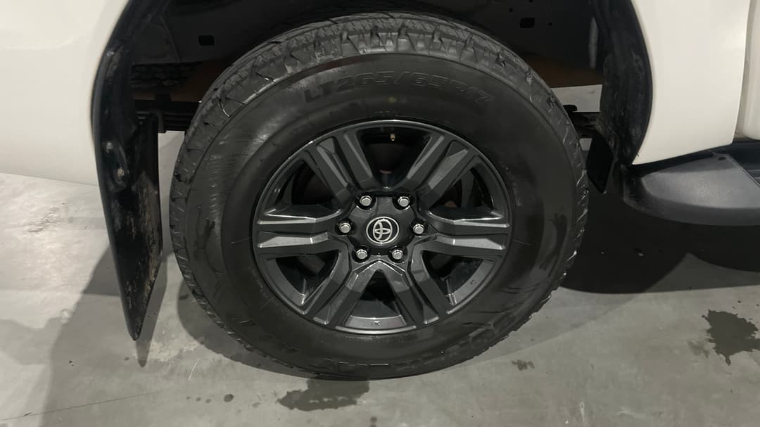 2022 Toyota Hilux Sr (4x4), Automatic, 99537 km, Right Rear Wheel