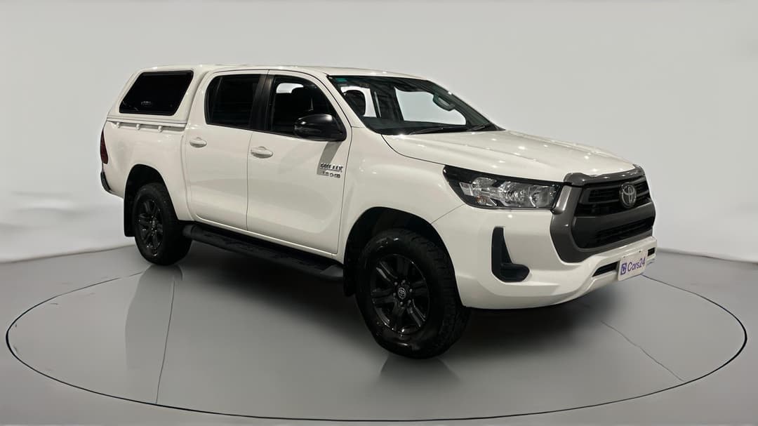 2022 Toyota Hilux Sr (4x4), Automatic, 99537 km, Right Front Diagonal (45- Degree) View