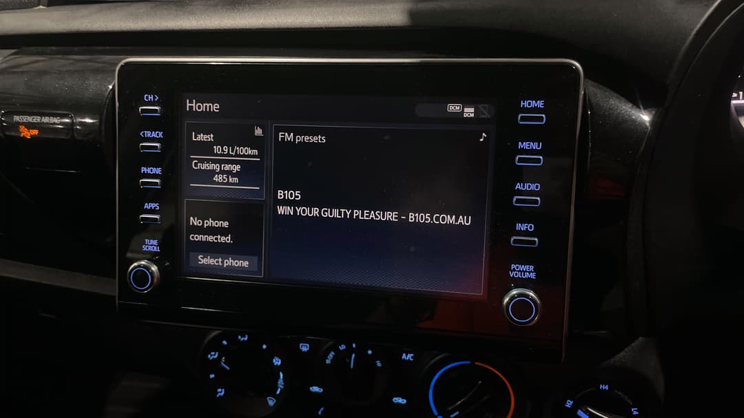 2022 Toyota Hilux Sr (4x4), Automatic, 99537 km, Infotainment System
