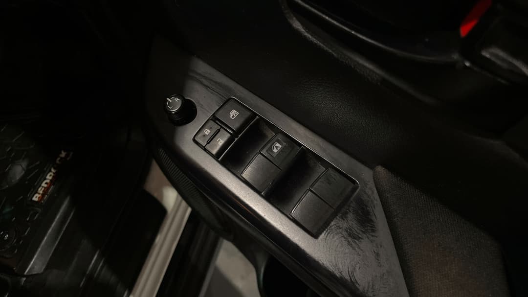 2022 Toyota Hilux Sr (4x4), Automatic, 99537 km, Drivers Side Door Panel Controls