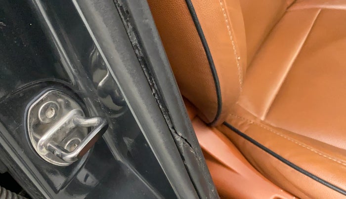 2017 Volkswagen Ameo HIGHLINE1.2L PLUS 16 ALLOY, Petrol, Manual, 92,170 km, Driver-side door - Beading has minor damage