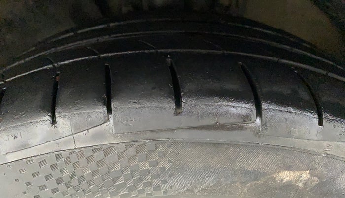 2017 Volkswagen Ameo HIGHLINE1.2L PLUS 16 ALLOY, Petrol, Manual, 92,170 km, Left Front Tyre Tread