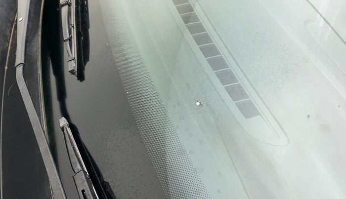 2017 Volkswagen Ameo HIGHLINE1.2L PLUS 16 ALLOY, Petrol, Manual, 92,170 km, Front windshield - Minor spot on windshield