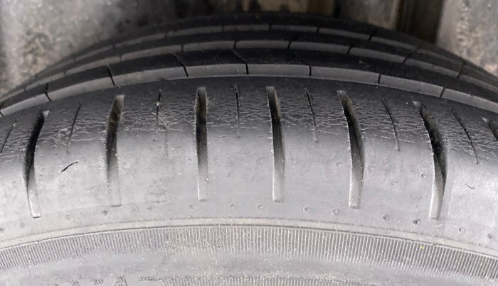 2017 Maruti Ciaz 1.4 S, Petrol, Manual, 33,792 km, Left Rear Tyre Tread