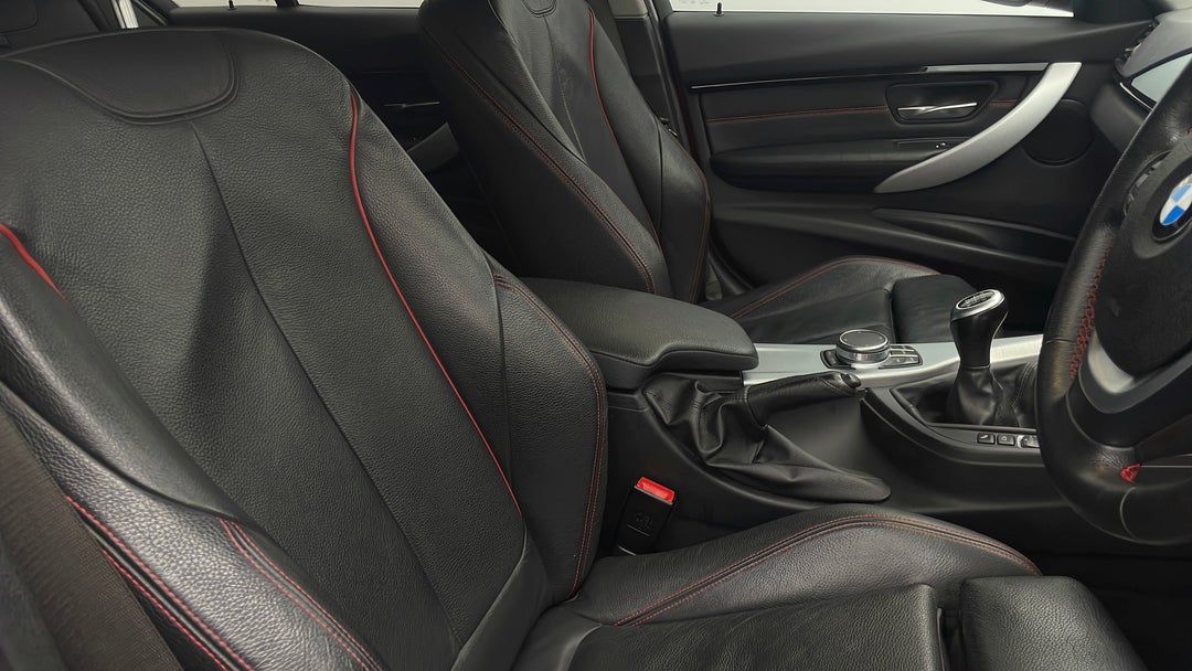 2017 BMW 3 30i Sport Line, Manual, 110750 km, Right Side Front Door Cabin View