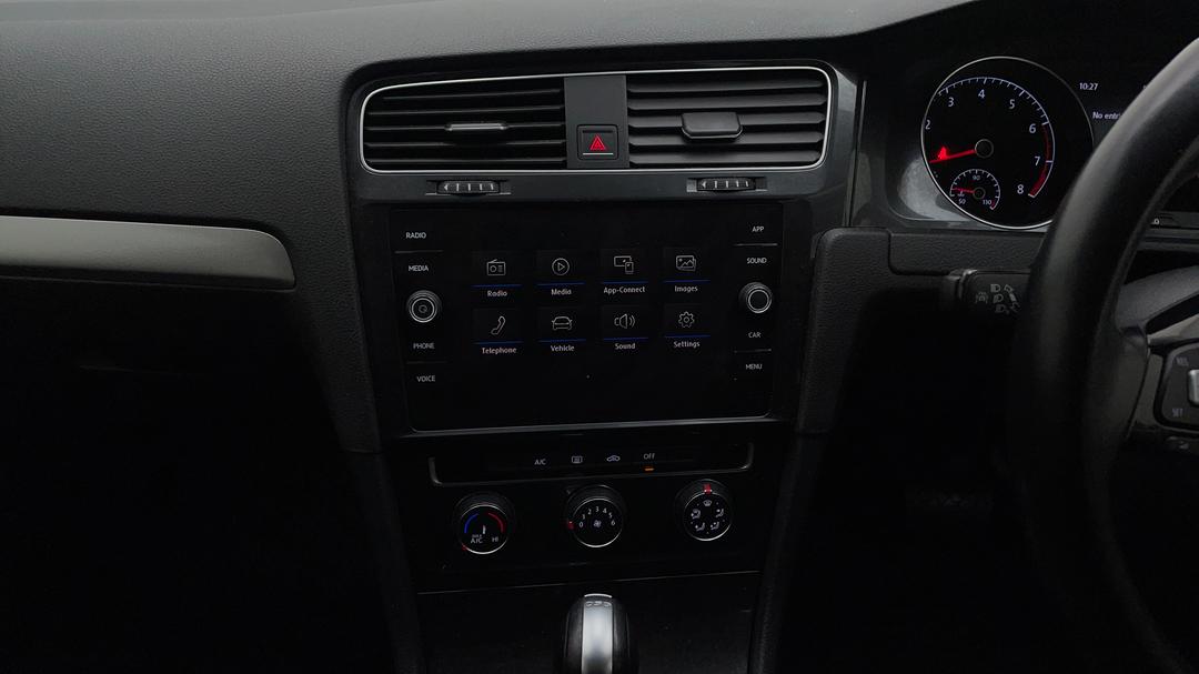 2018 Volkswagen Golf 110 Tsi Trendline, Automatic, 108319 km, Center Console