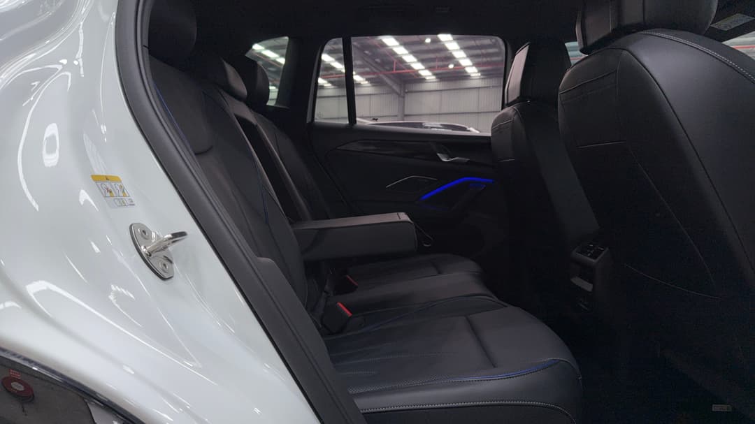 2025 Volkswagen Tiguan 195tsi R-line, Automatic, 19402 km, Right Side Rear Door Cabin View